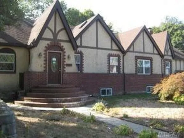 74 Liberty St, Deer Park, NY 11729