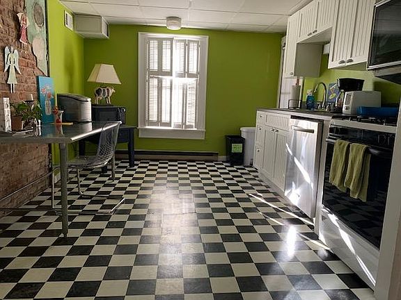 Large fully equipped eat-in kitchen.