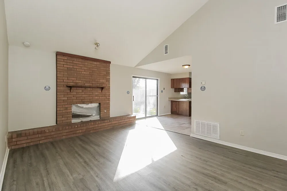 3 bed, 2.0 bath, 1259 sqft, $1,435 — Photo 4