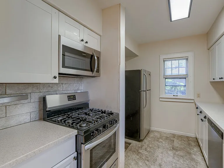 5540 Pine St — Photo 9
