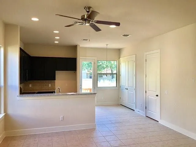 3 bed, 2.5 bath, 1127 sqft, $1,350 — Photo 3