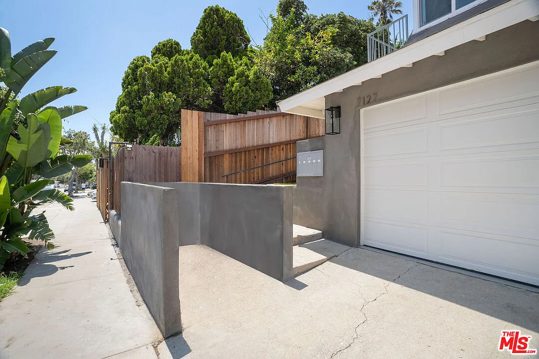 2 bed, 2.0 bath, 1000 sqft, $3,600 — Photo 4