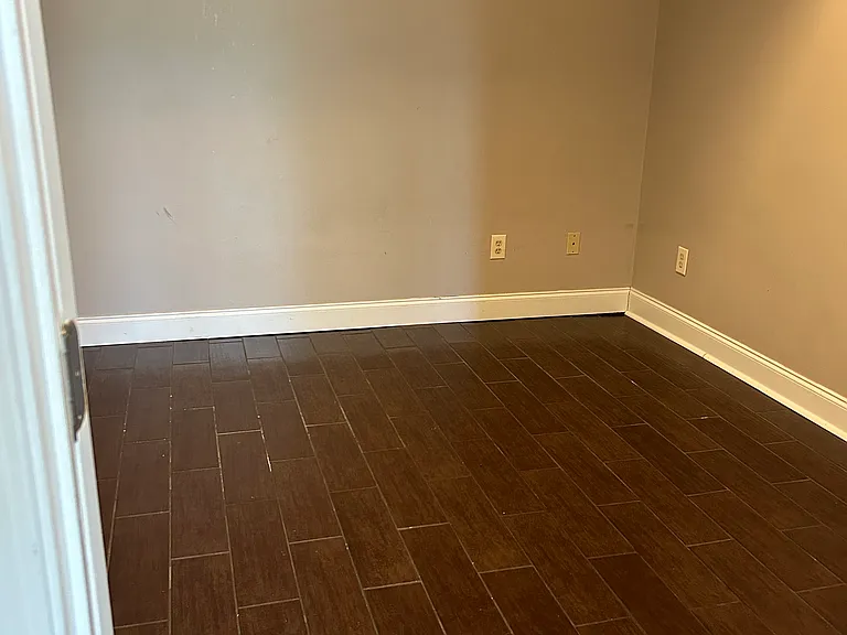 302 Williamsburg Ln — Photo 34
