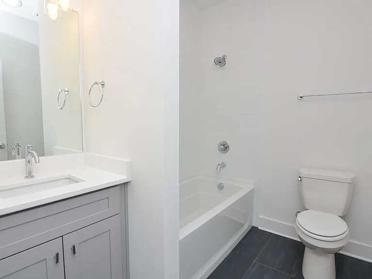 550 Markham St #18 — Photo 4