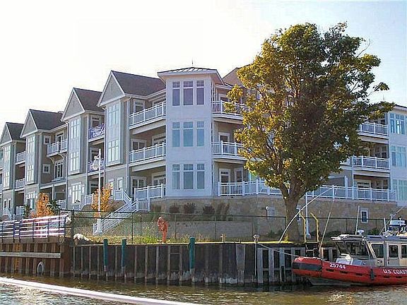 5th image of 303 Pennsylvania Ave Unit 405