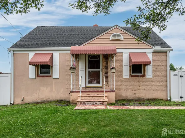 86 Bernard St, Carteret, NJ 07008