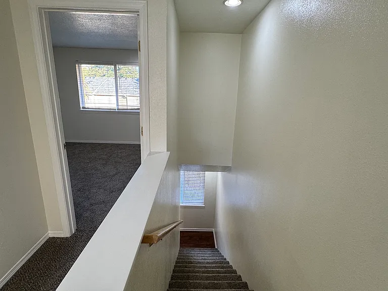 2180 Maplewood Dr S — Photo 12