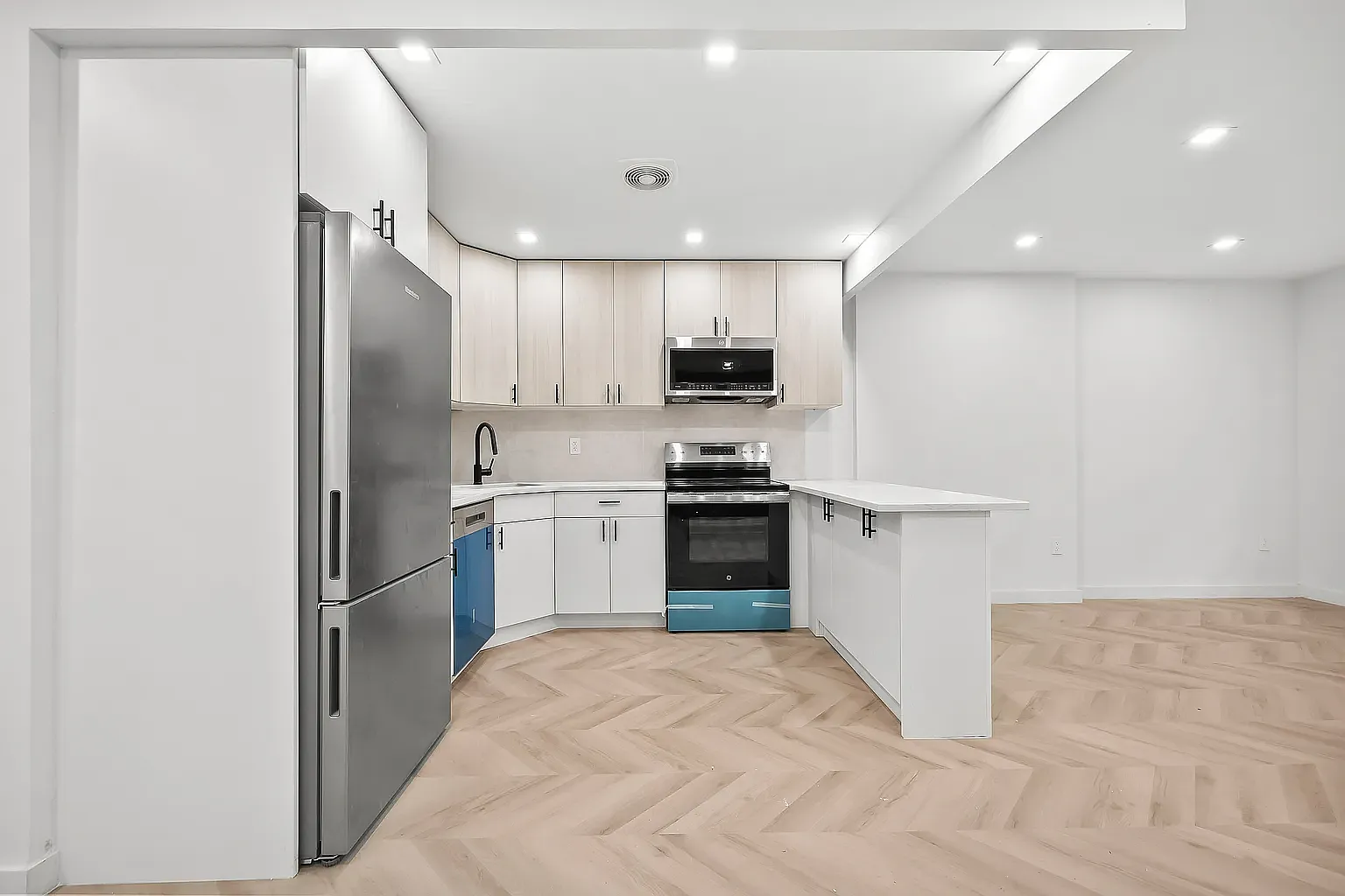 105 Gates Avenue — Photo 2