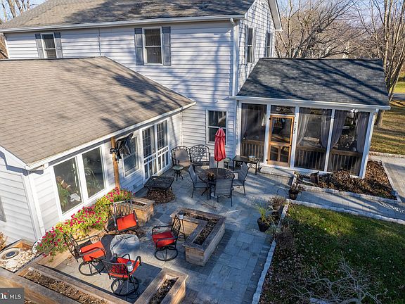 3rd image of 201 Oakwood Ln