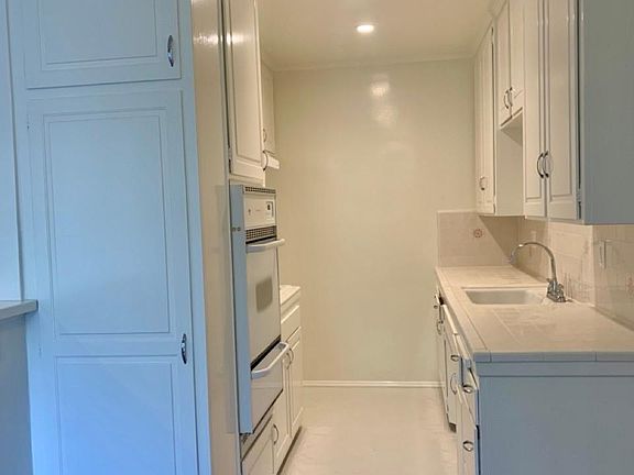 5th image of 2714 W Clark Ave #D1