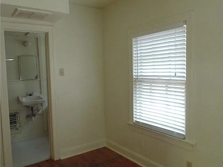 912 W 22nd 1/2 St #I — Photo 5