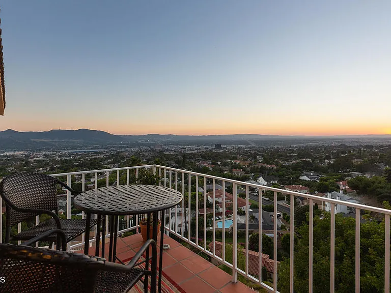 1234 E Tujunga Ave — Photo 57