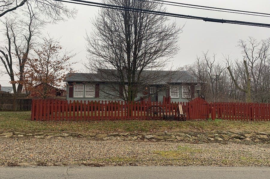 1st image of 104 N Elm St