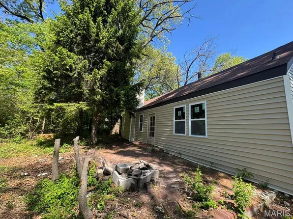 357 Adrian Dr, Saint Louis, MO 63137