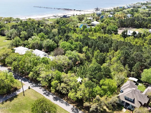 111 Mollere Dr, Waveland, MS 39576