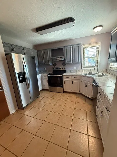 3 bed, 1076 sqft, $1,600 — Photo 2