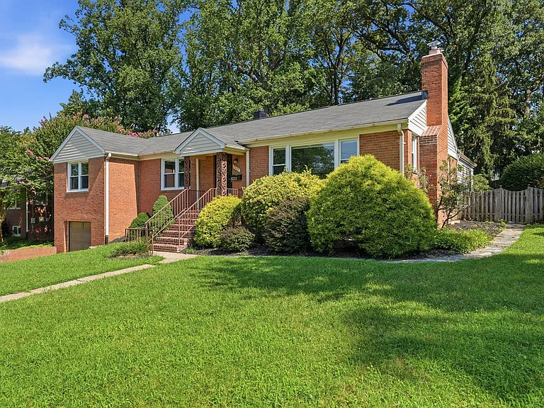 5223 Yorktown Blvd — Photo 2