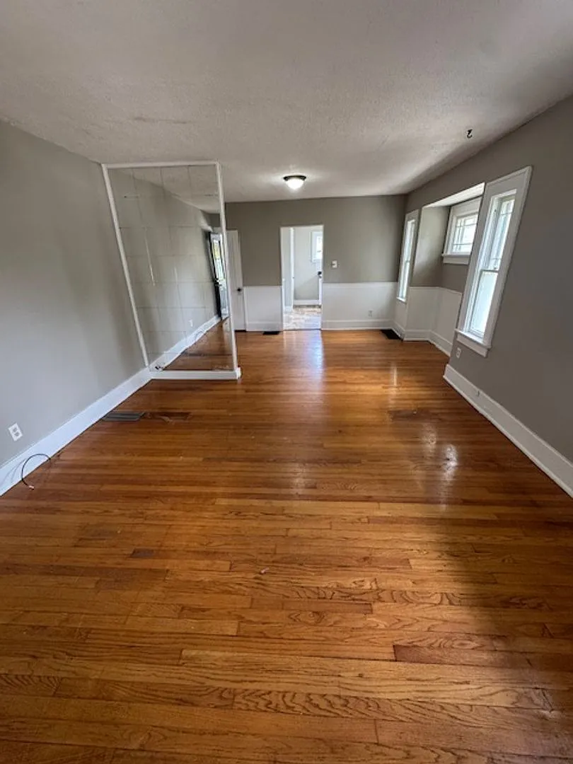 1018 Archer — Photo 2