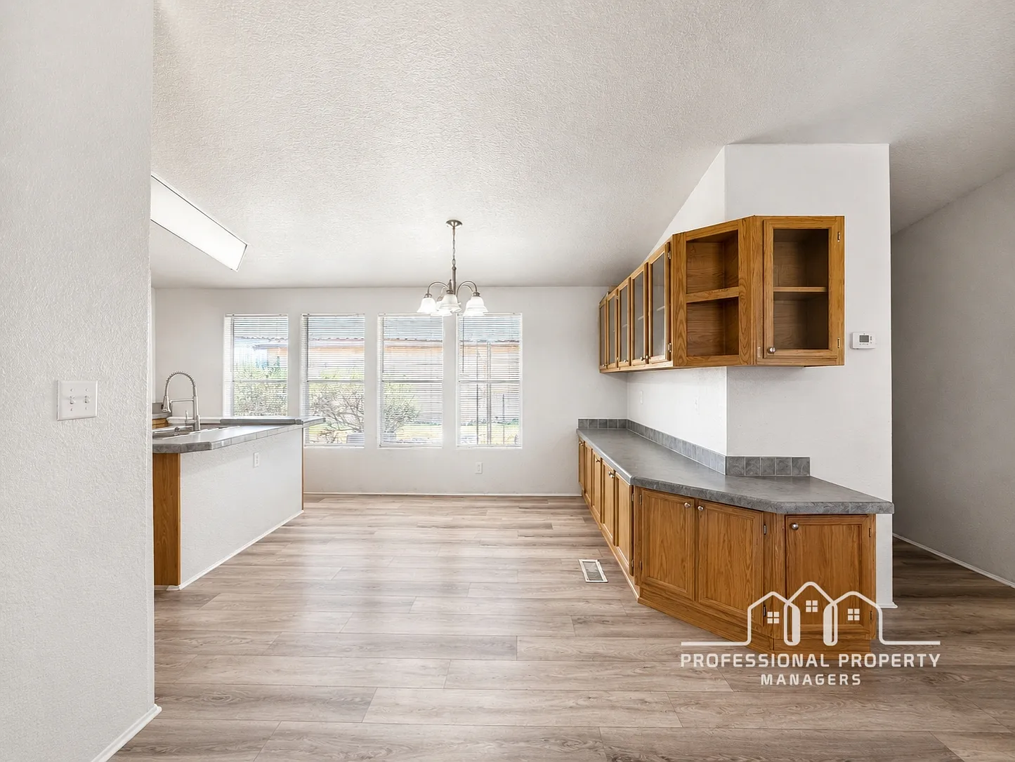 3 bed, 1377 sqft, $1,600 — Photo 4