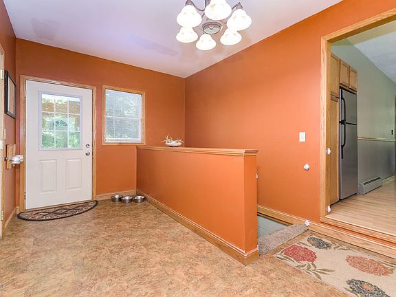 4th image of 233 W King St