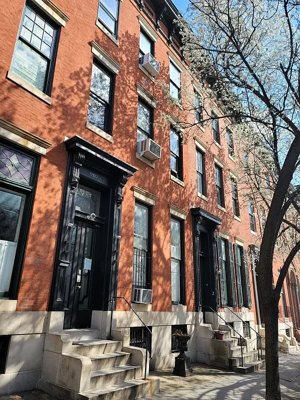 1 bed, 1.0 bath, 450 sqft, $1,000 — Photo 1