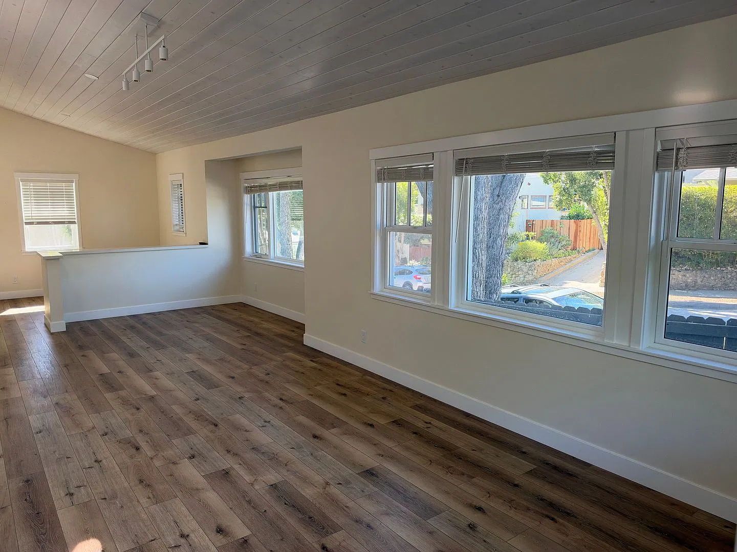 Bright and inviting 2 Bedroom — Photo 3