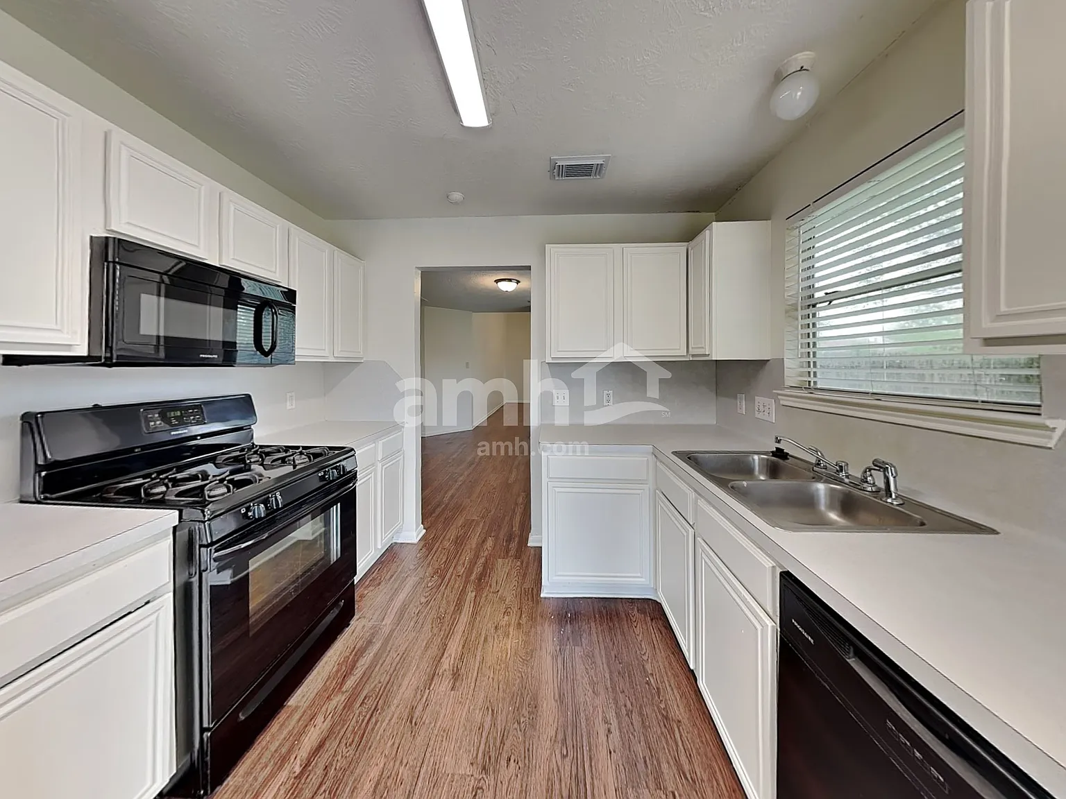 3 bed, 2.5 bath, 2253 sqft, $2,360 — Photo 3