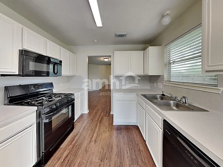 9220 Mahan Dr — Photo 3