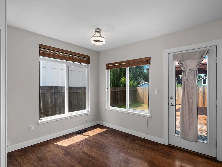 1027 Marion St NE — Photo 11