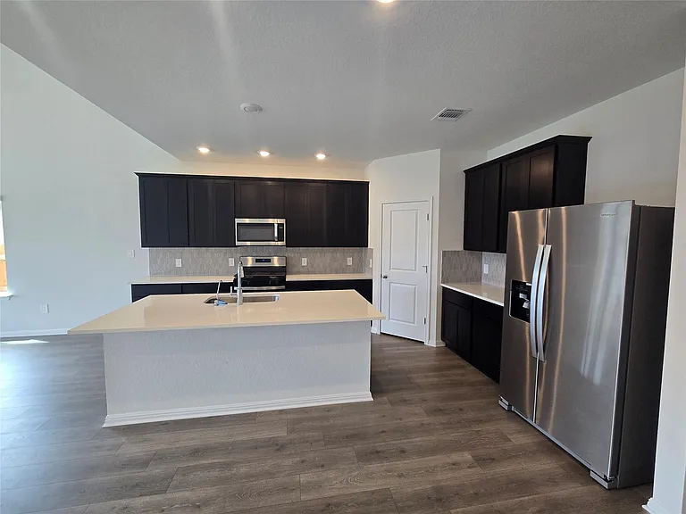 715 Universal Dr — Photo 7