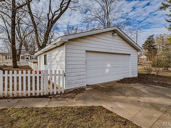 2nd image of 411 Center St