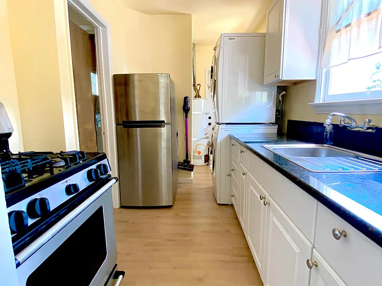 1044 Locust St — Photo 6
