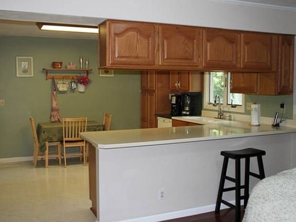 Kitchen breakfast bar