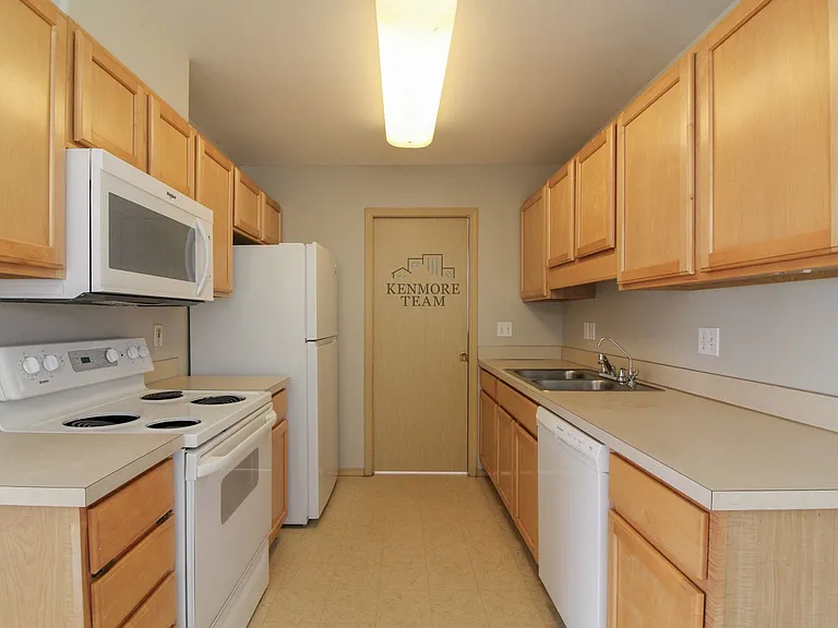 2815 S Underwood St — Photo 2