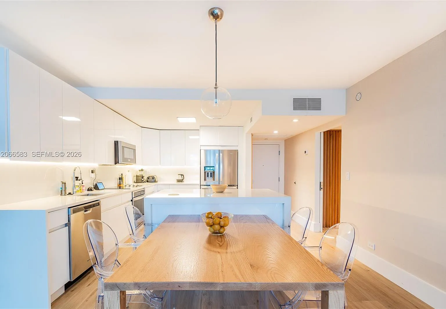 Roney Palace Condo — Photo 2