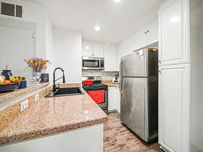 5530 Owensmouth Ave #210 — Photo 4