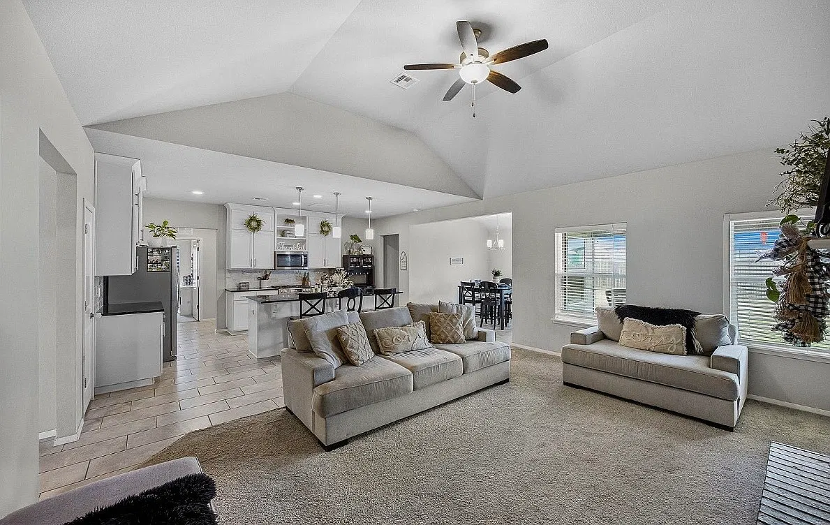 4 bed, 2.5 bath, 1967 sqft, $2,375 — Photo 2