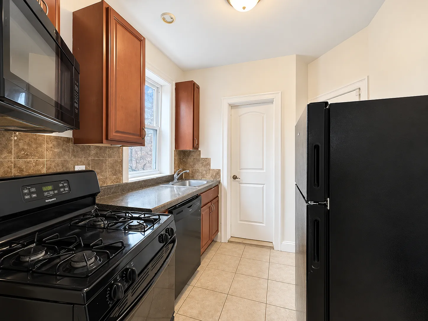 1 bed, 650 sqft, $1,750 — Photo 2
