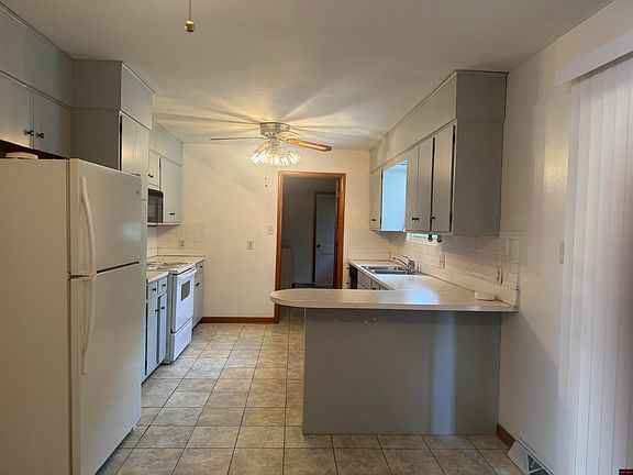 5th image of 608 Broadmoor Cir