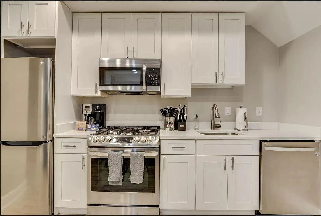 1013 E St SE — Photo 1