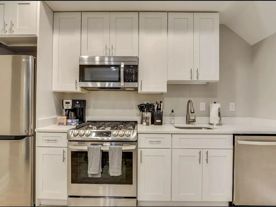 1013 E St SE #3