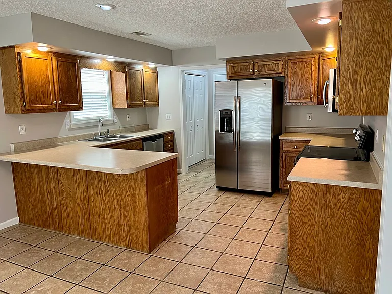 2105 Sheffield Dr — Photo 5