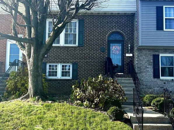 842 Woodlawn Dr, Chambersburg, PA 17201