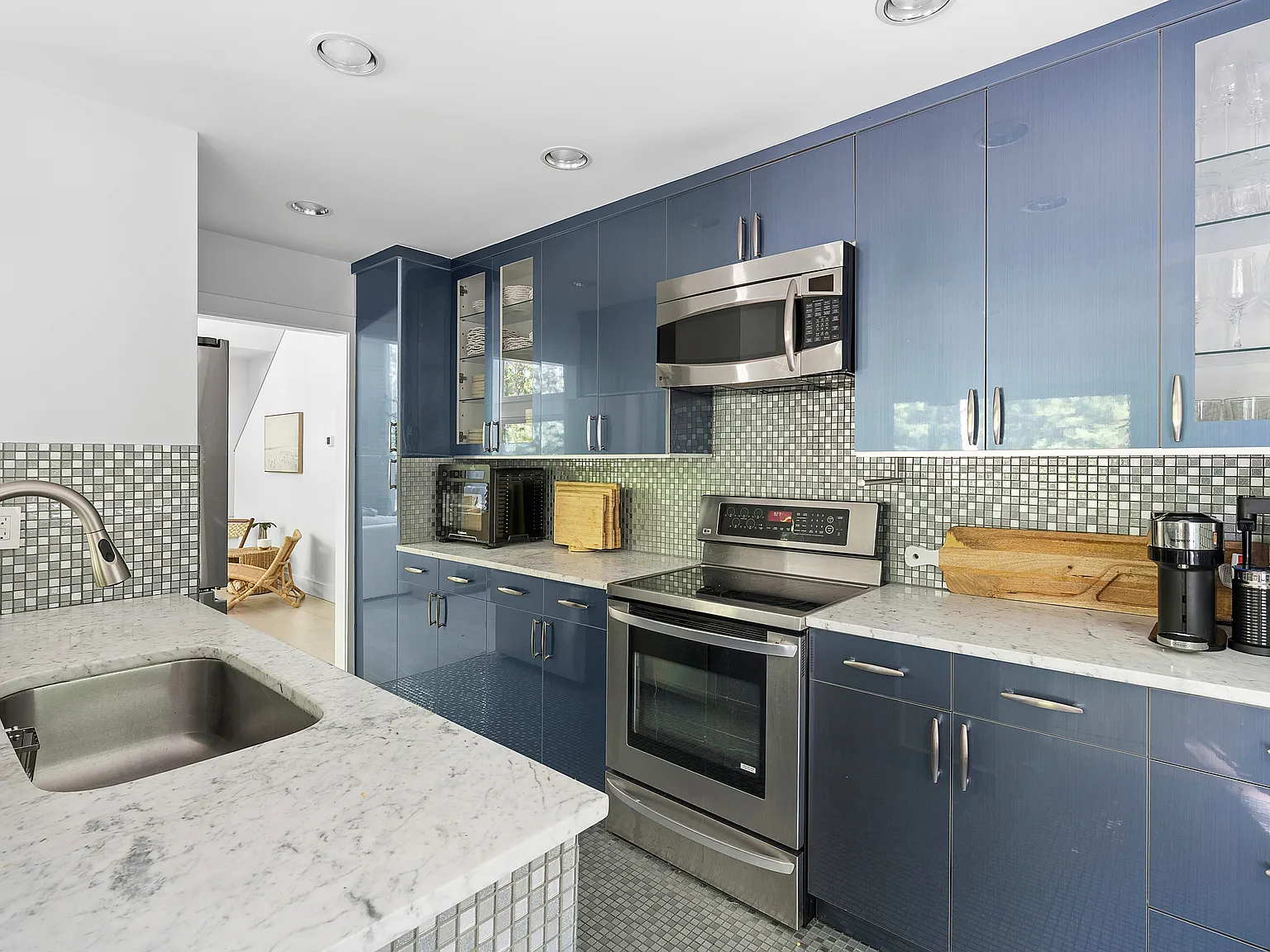 Modern Summer Retreat Near Sammy's Beach — Photo 4