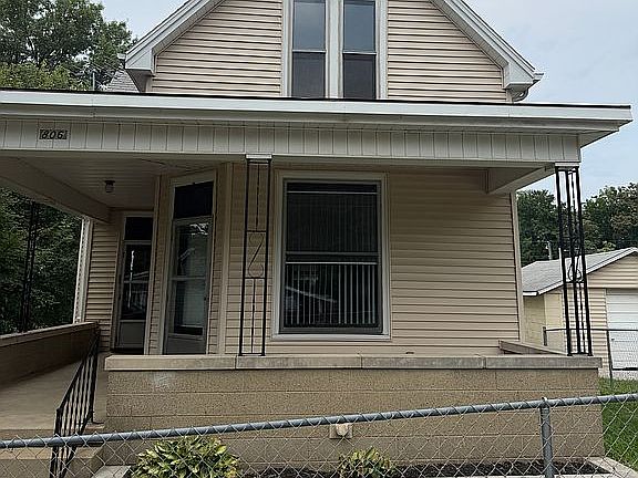 2nd image of 806 Varner St