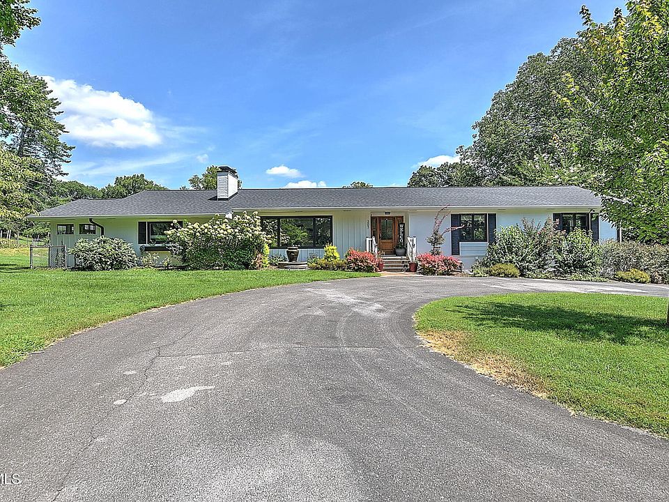 1st image of 207 Maple Tree Dr