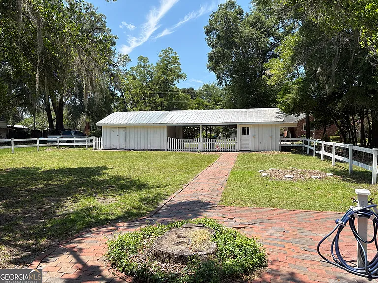 504 N Maple St — Photo 17