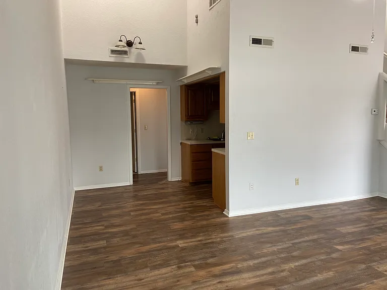 617 S Broadway St — Photo 4