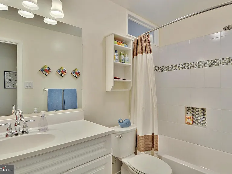 717 Hillsboro Dr — Photo 12