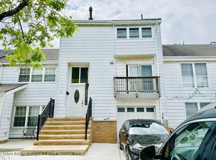 30 Barclay Cir, Staten Island, NY 10312